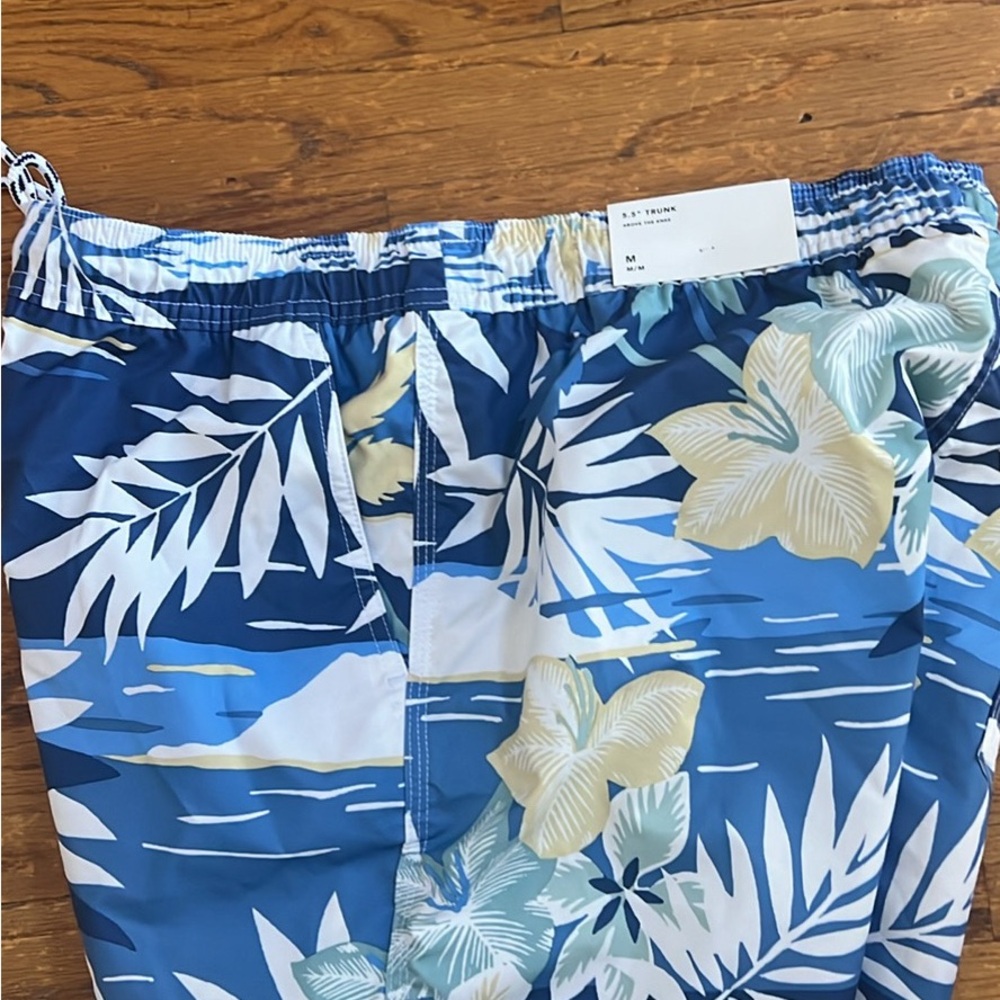 AMERICAN EAGLE NWT men’s swim trunks 5” Sz M Great for vacay!